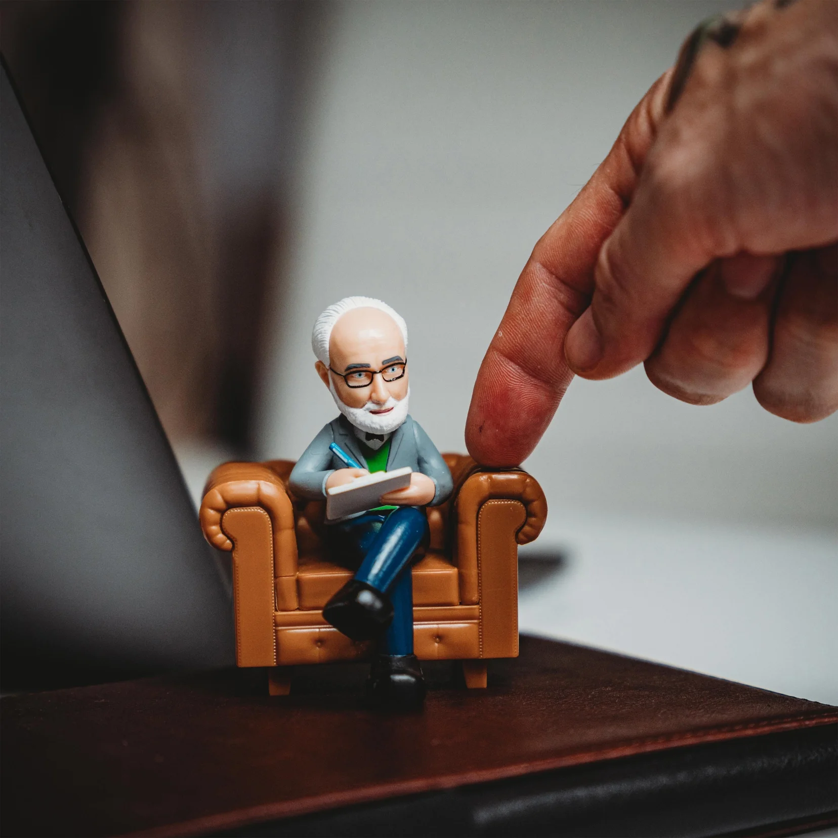 Desktop Therapist – Funny Desk Toy for Work & Home - Image 4