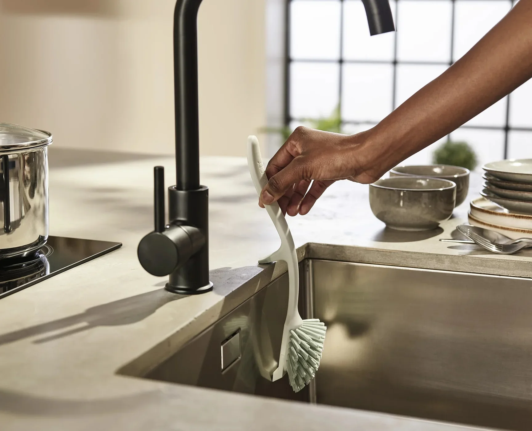 Joseph Joseph Edge Dish Washing Brush – Stone Green - Image 5