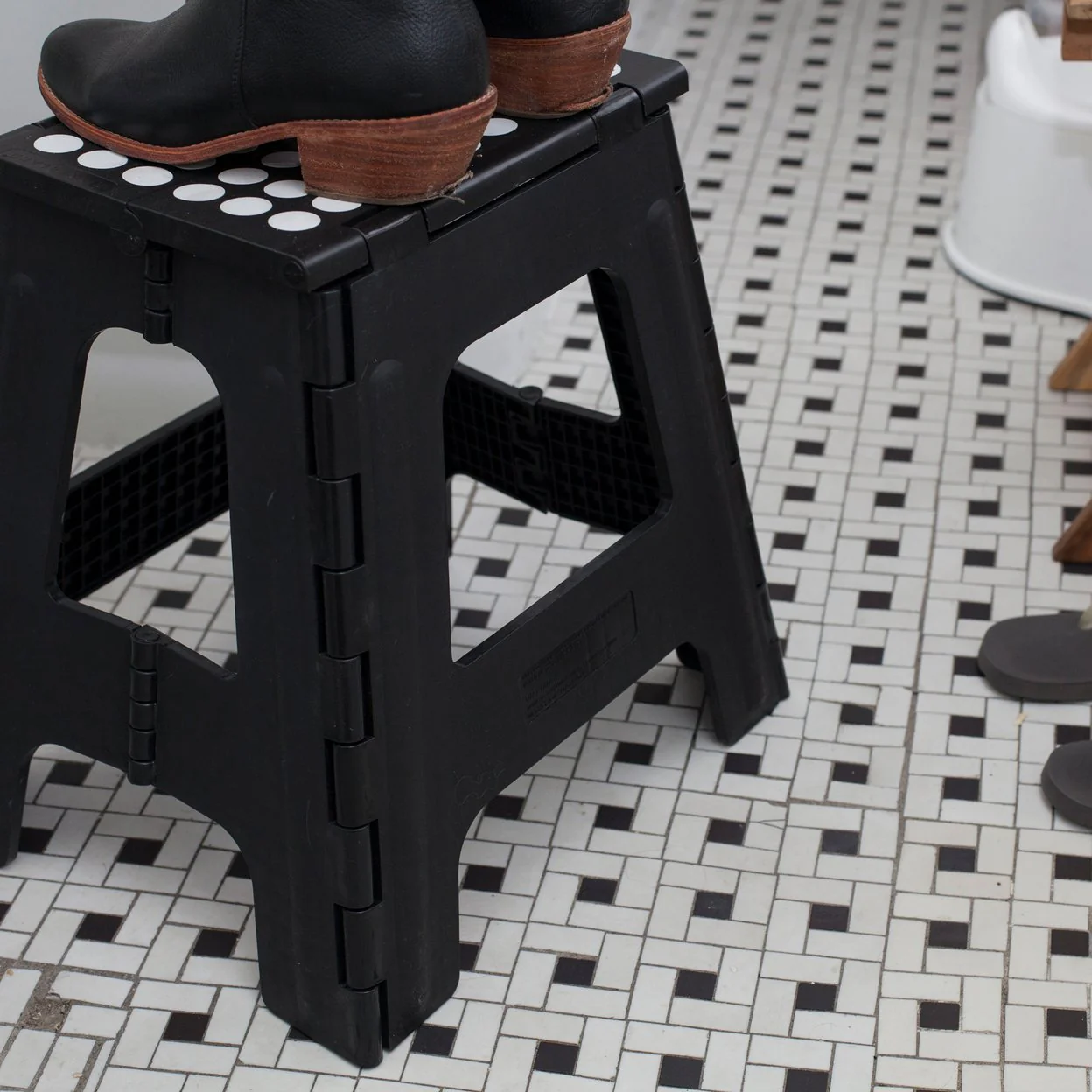 Kikkerland Folding Step Stool – Black - Image 3