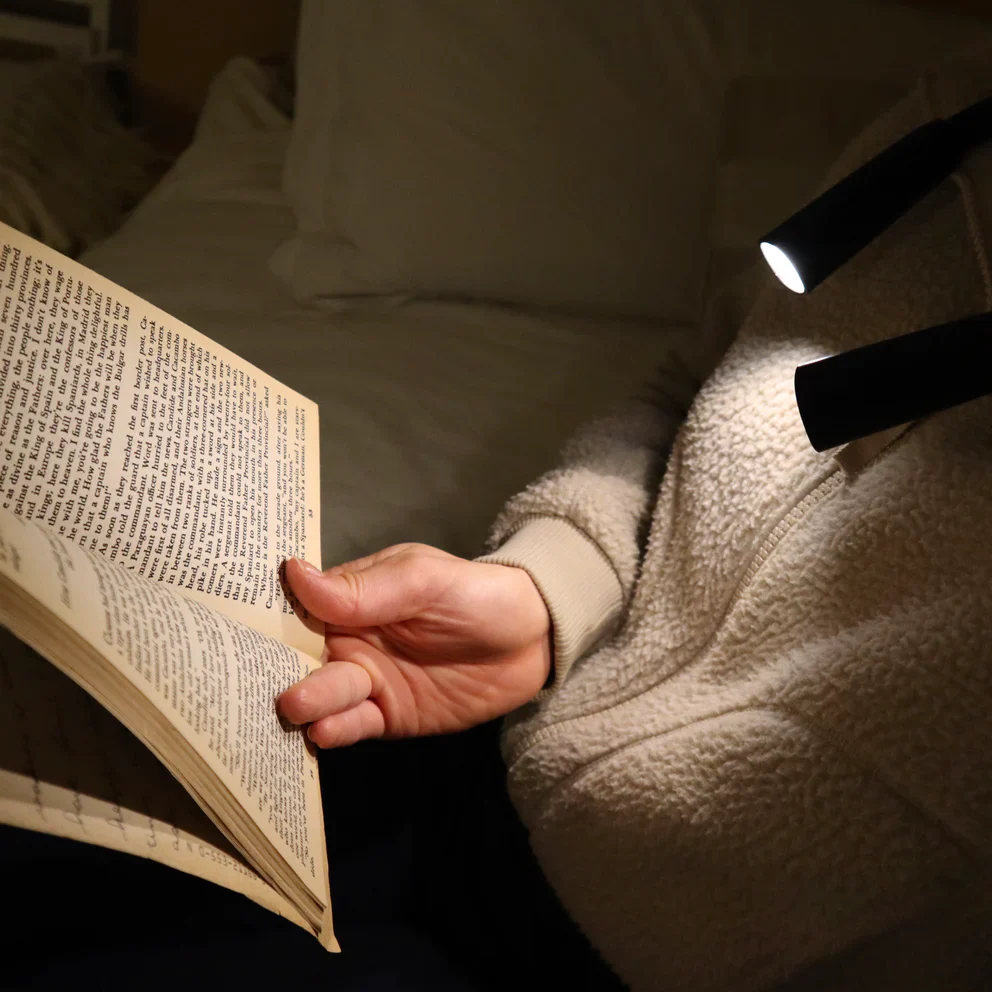 Kikkerland Hands Free USB Rechargeable Book Light - Image 5