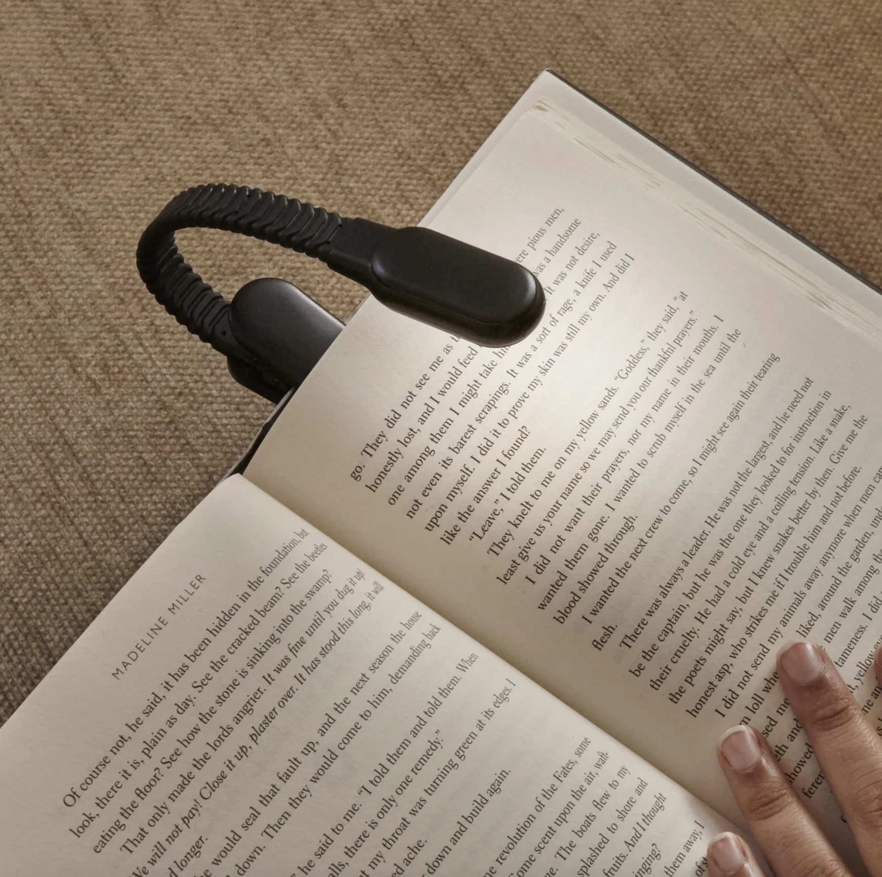 Kikkerland Rechargeable Booklight – Black - Image 4
