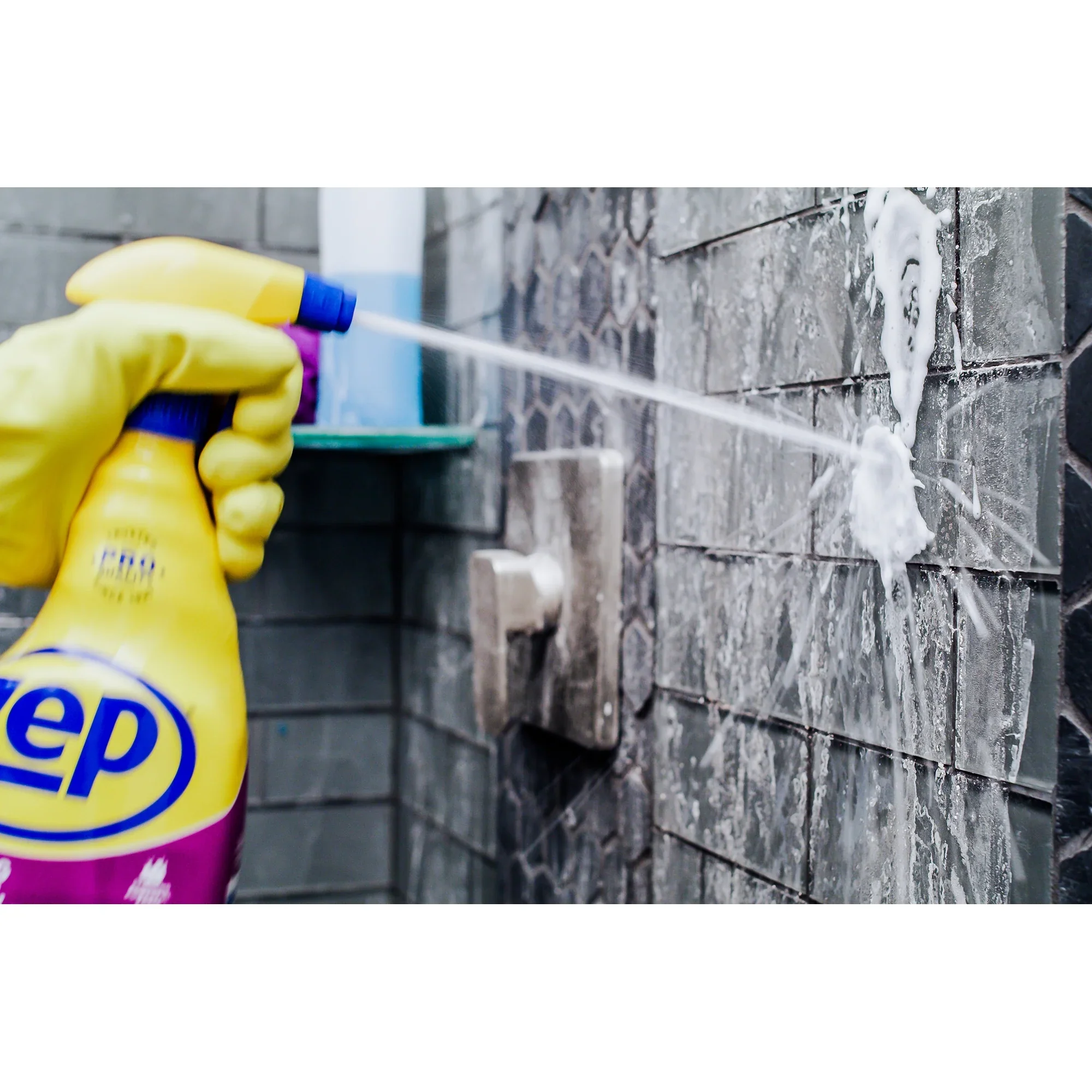 Zep Foaming Tub and Tile Cleaner – 32oz. - Image 3